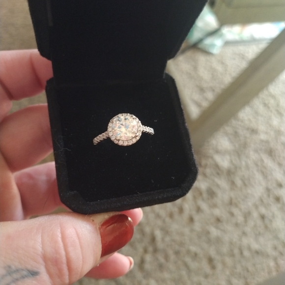 Jewelry - Round moissanite engagement ring